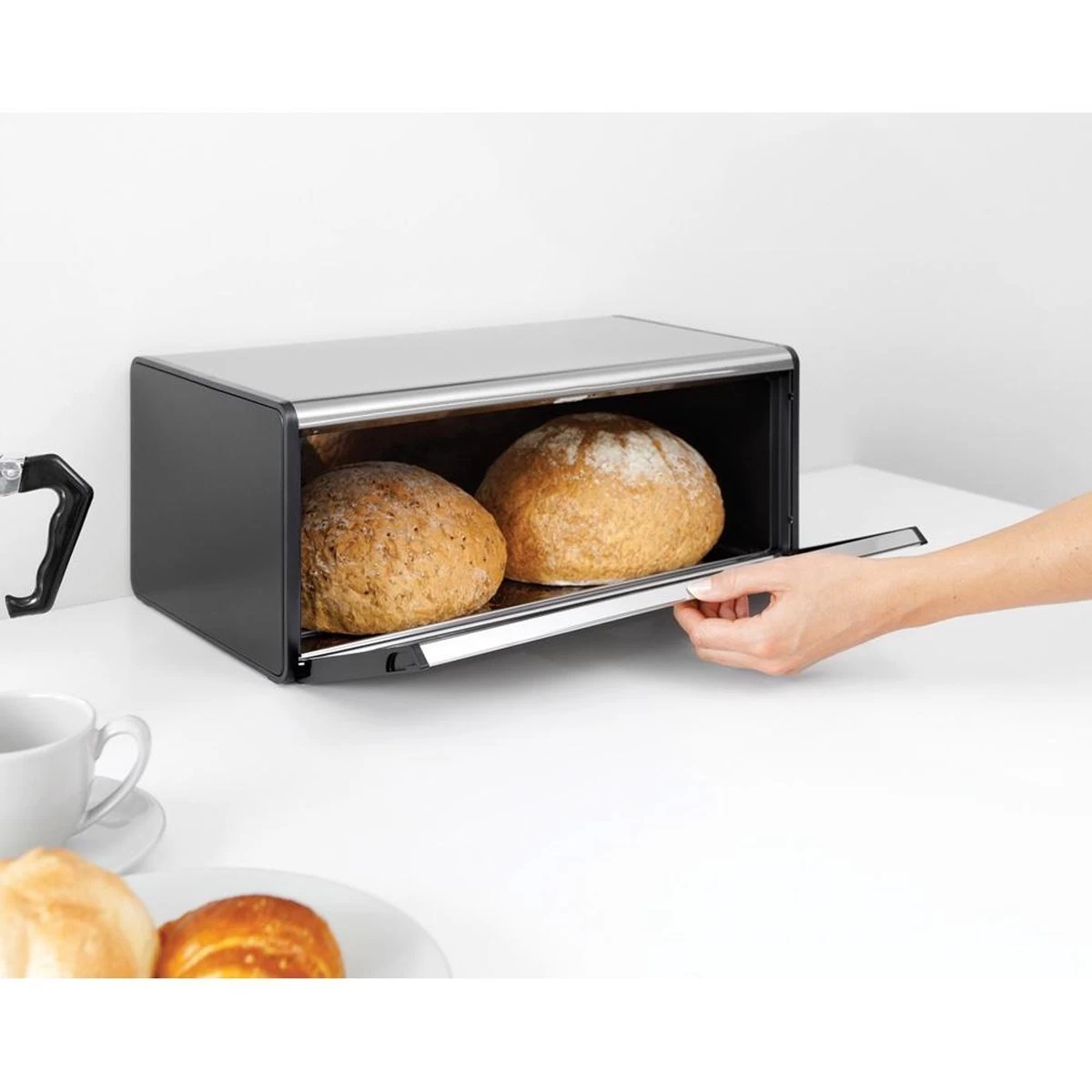 Brabantia Broodtrommel - Met Klepdeksel - Matt Steel Fingerprint Proof / Matt Black 4 Brabantia Broodtrommel - Met Klepdeksel - Matt Steel Fingerprint Proof / Matt Black - Afbeelding 4