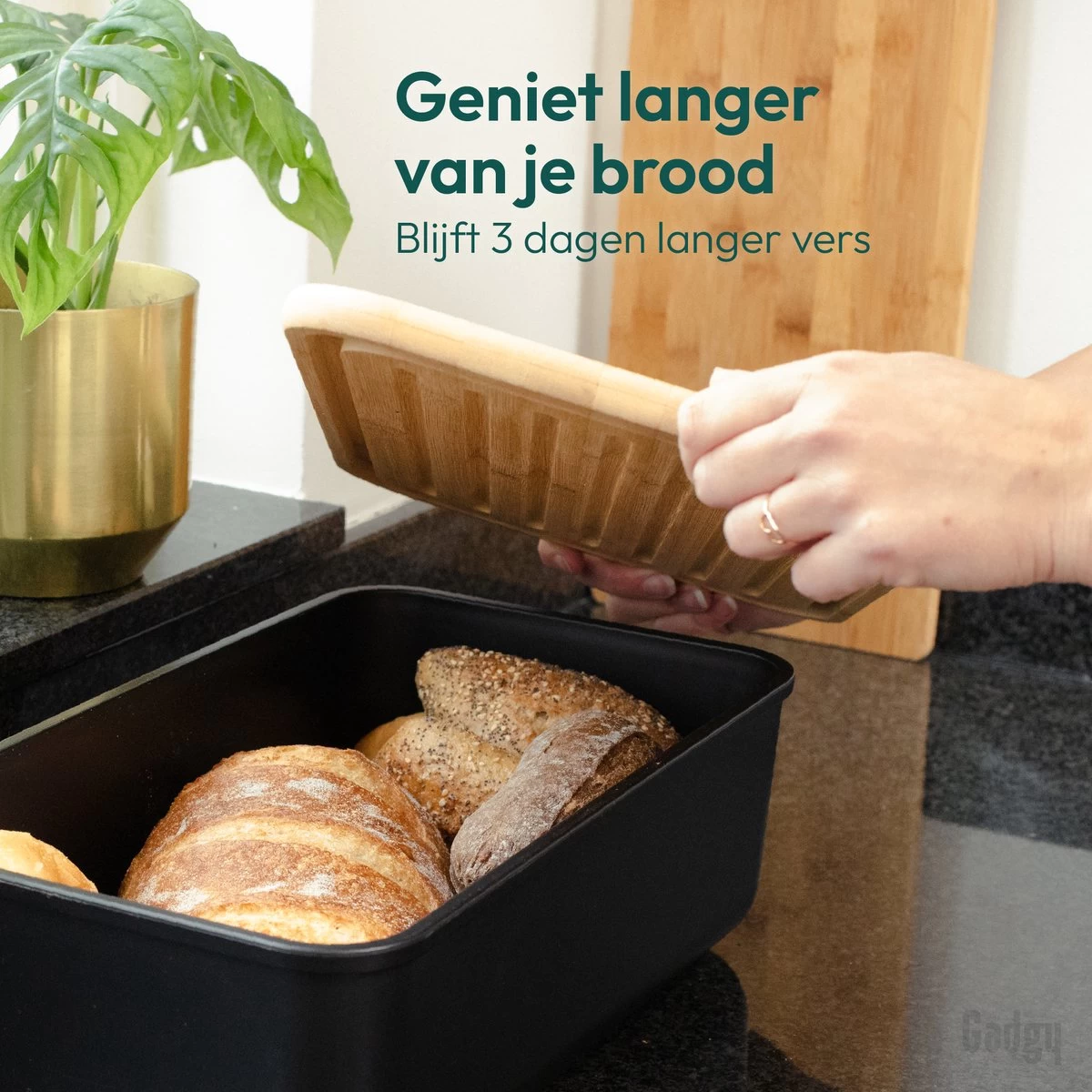 Gadgy Broodtrommel Met Bamboe Deksel – Brooddoos Met Snijplank - 36x19.5x11.5 Cm- Zwart 2 Gadgy Broodtrommel Met Bamboe Deksel – Brooddoos Met Snijplank - 36x19.5x11.5 Cm- Zwart - Afbeelding 2