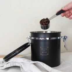 House Of Husk Koffieblik Met CO² Ventilatie - Bewaarblik - Voorraadbussen - Voorraadblik - RVS - Zwart - 1.5 Liter 14 House Of Husk Koffieblik Met CO² Ventilatie - Bewaarblik - Voorraadbussen - Voorraadblik - RVS - Zwart - 1.5 Liter -Voedselopslag Winkel 1200x1200 562