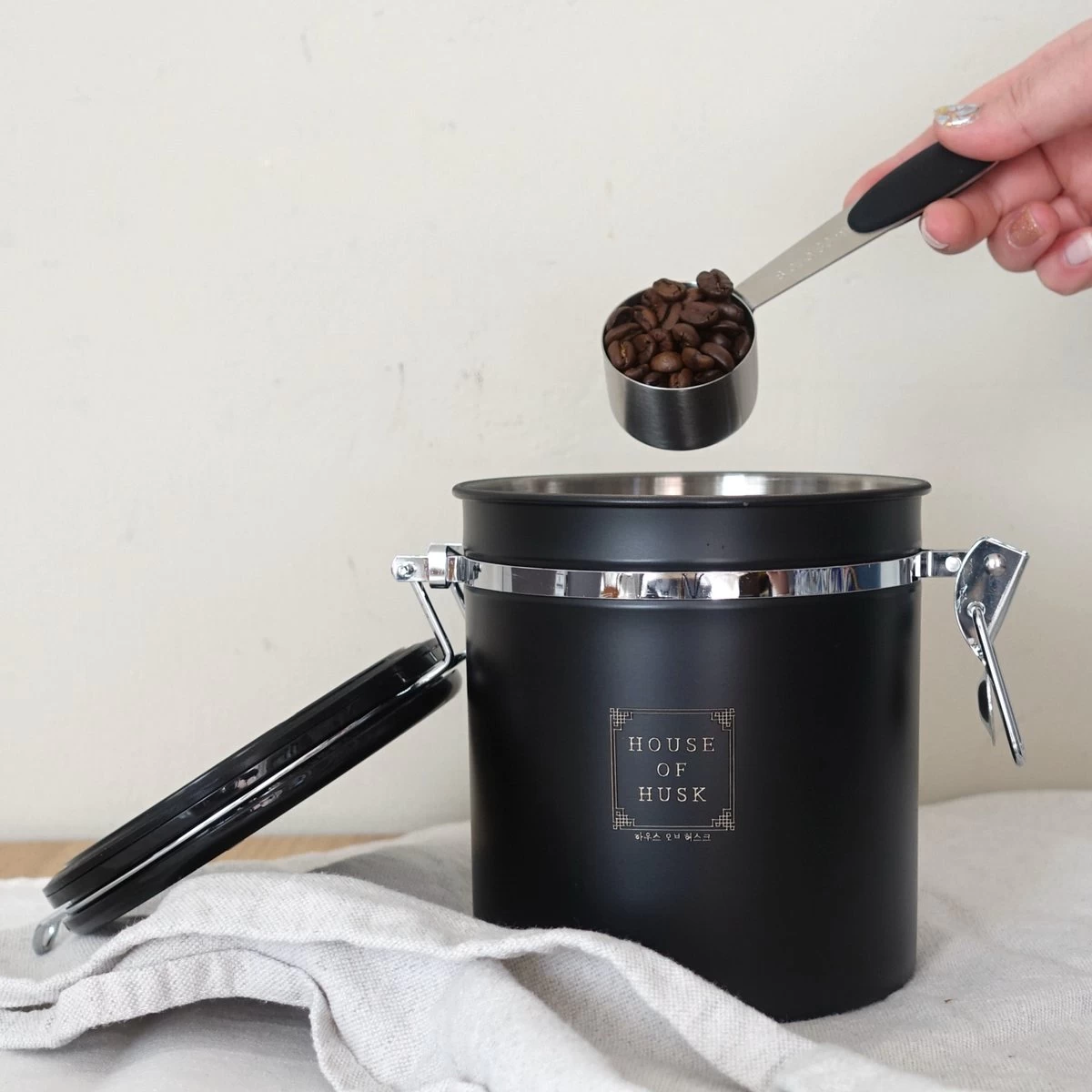 House Of Husk Koffieblik Met CO² Ventilatie - Bewaarblik - Voorraadbussen - Voorraadblik - RVS - Zwart - 1.5 Liter 7 House Of Husk Koffieblik Met CO² Ventilatie - Bewaarblik - Voorraadbussen - Voorraadblik - RVS - Zwart - 1.5 Liter - Afbeelding 7