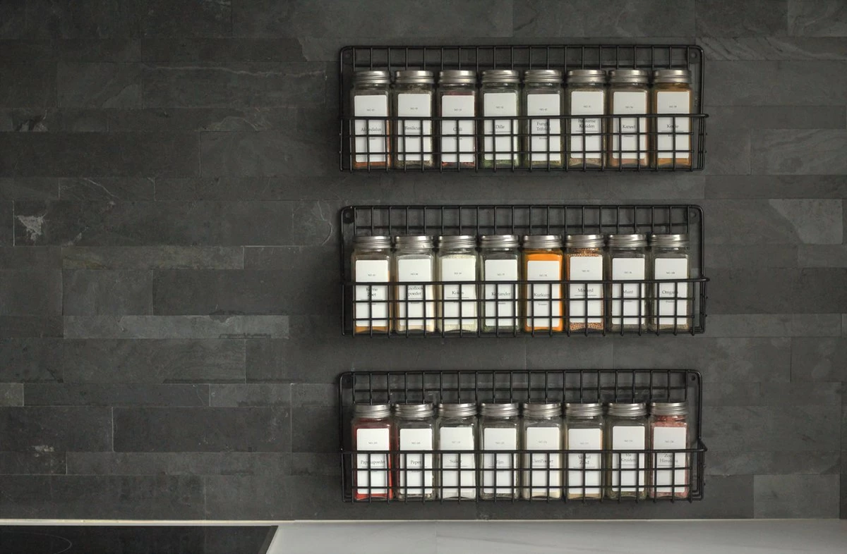 Friendly Kitchen Ophangbaar Kruidenrek - 4 Kruidenrekjes Voor Totaal 32 Kruidenpotjes - Spice Rack - Staal - Zwart 2 Friendly Kitchen Ophangbaar Kruidenrek - 4 Kruidenrekjes Voor Totaal 32 Kruidenpotjes - Spice Rack - Staal - Zwart - Afbeelding 2