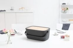 Brabantia Nic Broodtrommel - Met Bamboe Deksel - Dark Grey -Voedselopslag Winkel 1200x799 27