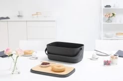 Brabantia Nic Broodtrommel - Met Bamboe Deksel - Dark Grey -Voedselopslag Winkel 1200x799 30