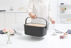 Brabantia Nic Broodtrommel - Met Bamboe Deksel - Dark Grey -Voedselopslag Winkel 1200x800 60